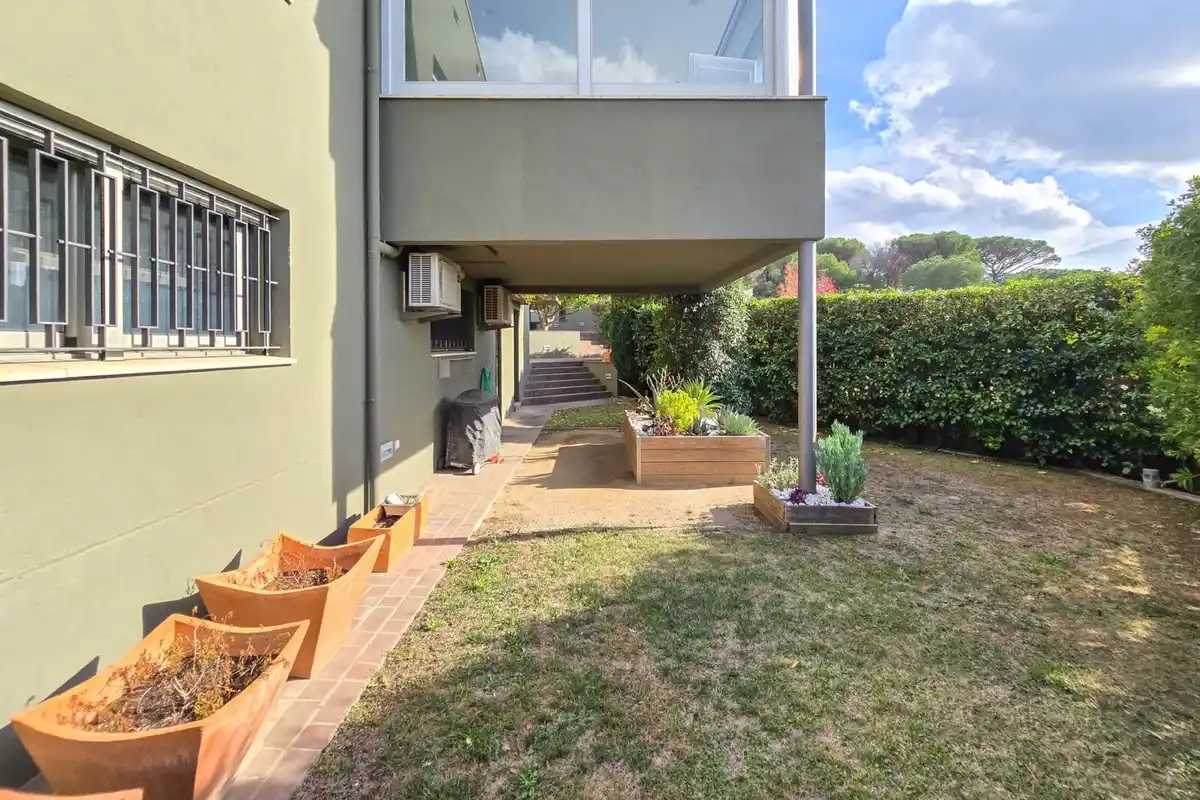 Casa de alto standing en La Jonquera: lujo entre montañas con piscina privada climatizada y vistas espectaculares.