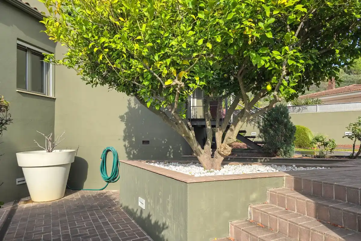 Casa de alto standing en La Jonquera: lujo entre montañas con piscina privada climatizada y vistas espectaculares.