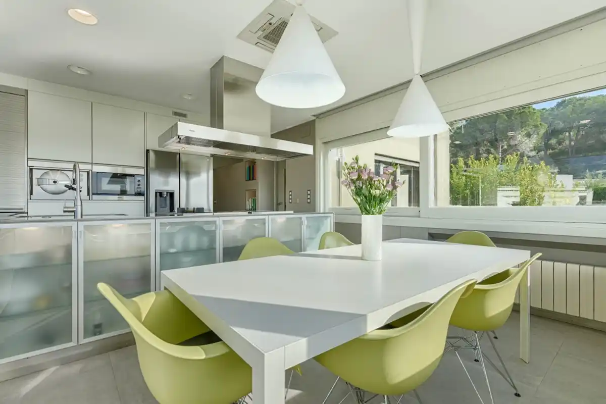 Casa de alto standing en La Jonquera: lujo entre montañas con piscina privada climatizada y vistas espectaculares.