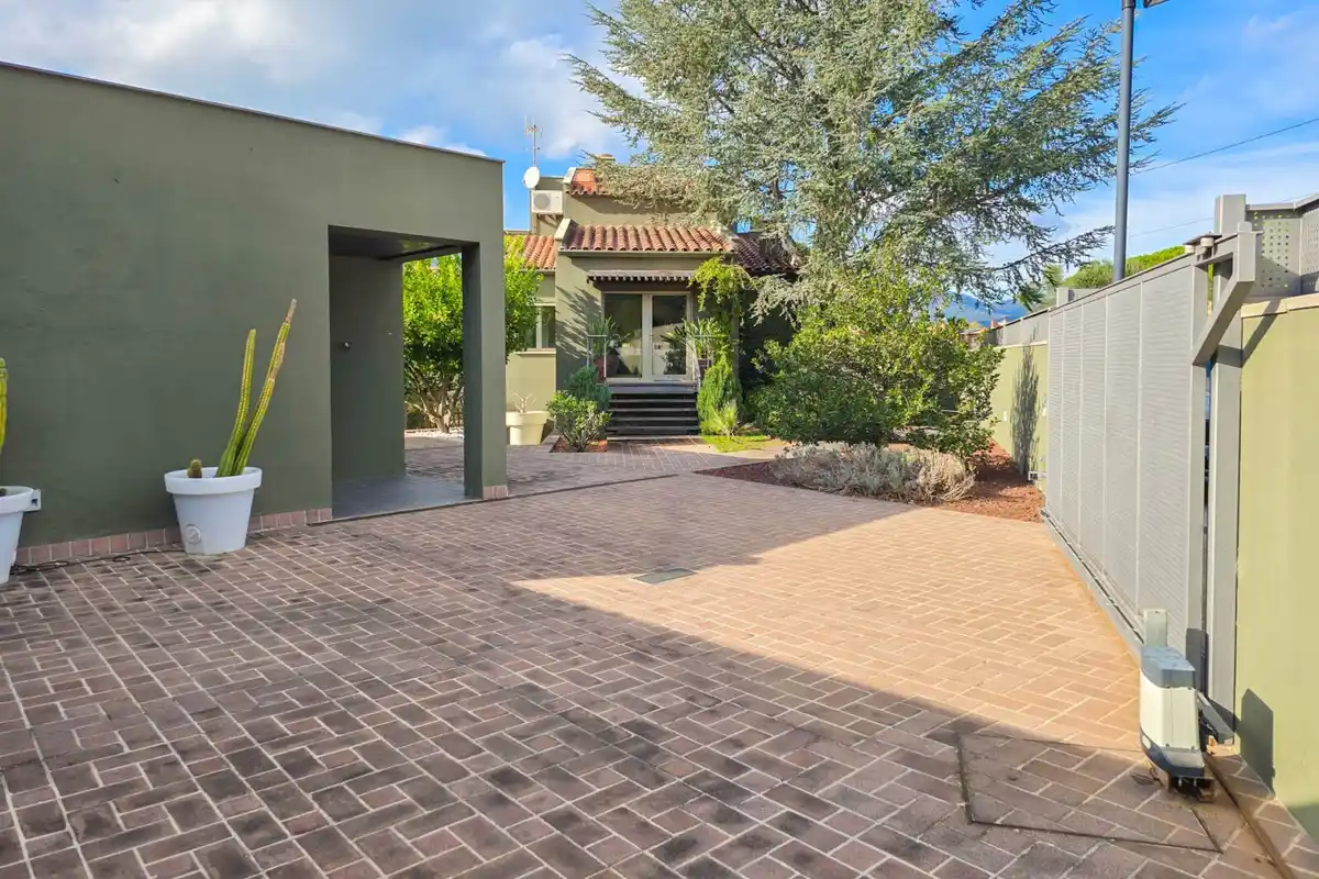 Casa de alto standing en La Jonquera: lujo entre montañas con piscina privada climatizada y vistas espectaculares.