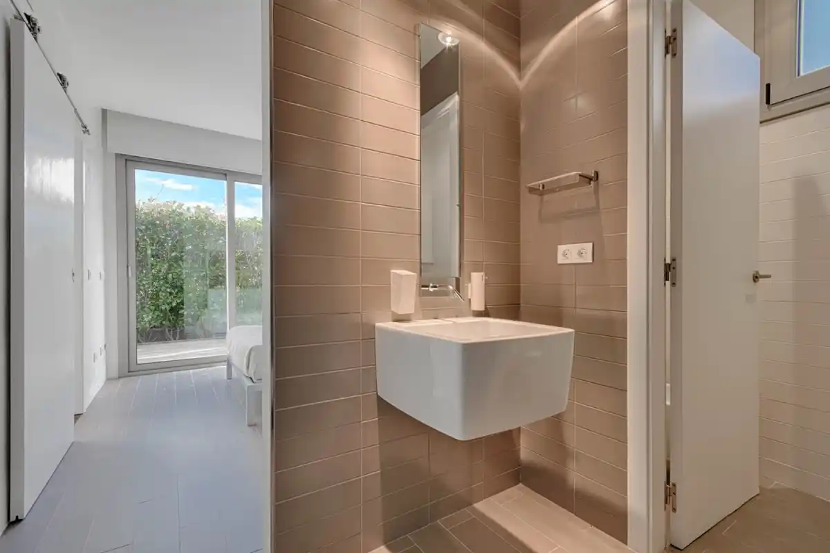 Casa de alto standing en La Jonquera: lujo entre montañas con piscina privada climatizada y vistas espectaculares.