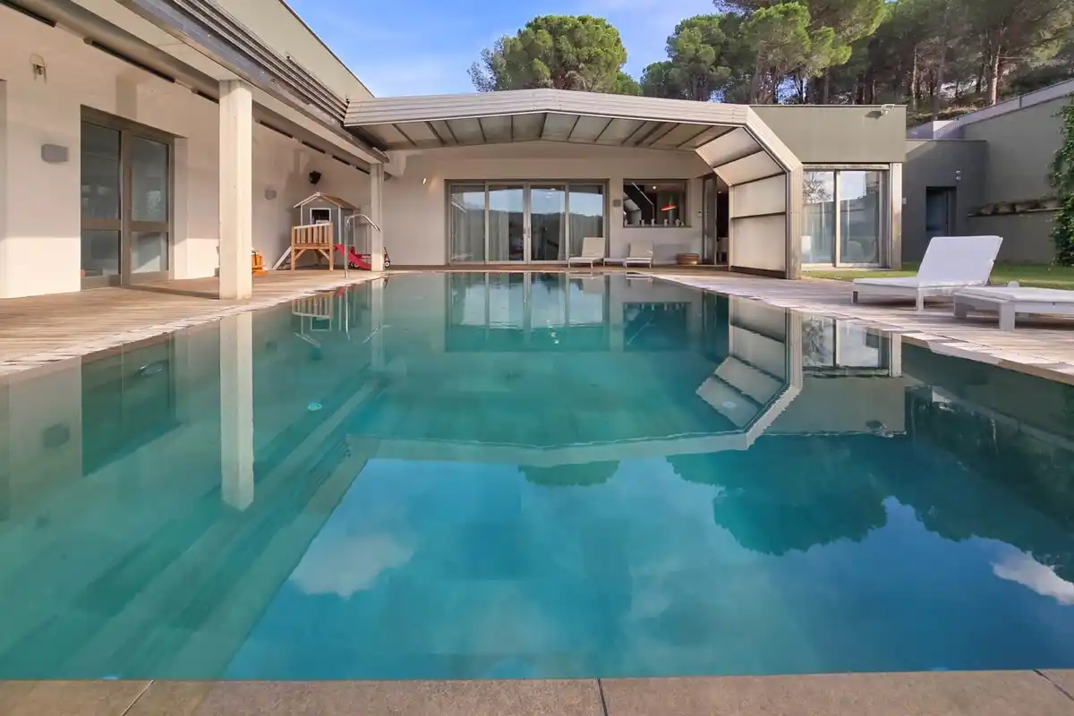 Casa de alto standing en La Jonquera: lujo entre montañas con piscina privada climatizada y vistas espectaculares.