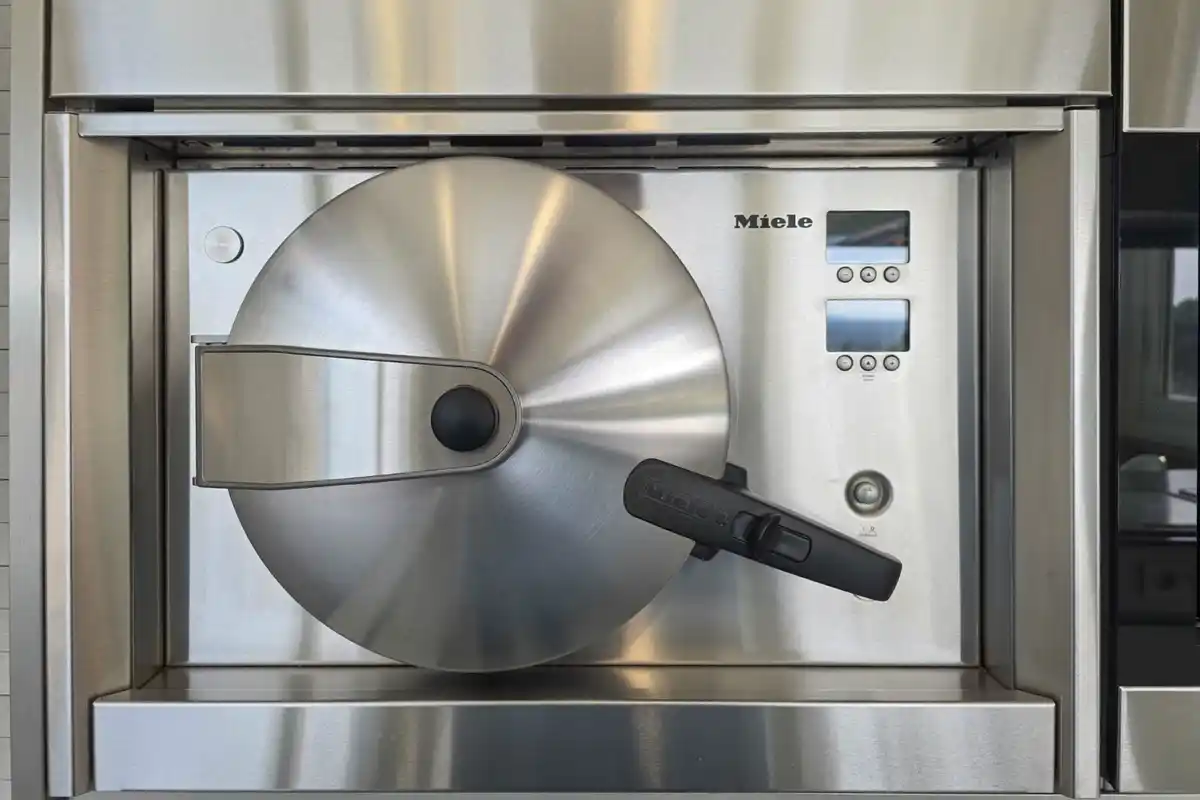 Casa de alto standing en La Jonquera: lujo entre montañas con piscina privada climatizada y vistas espectaculares.