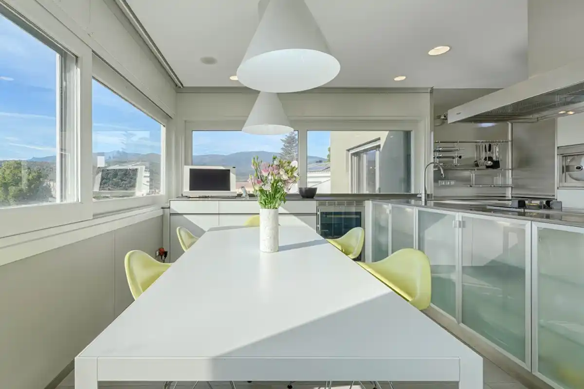 Casa de alto standing en La Jonquera: lujo entre montañas con piscina privada climatizada y vistas espectaculares.