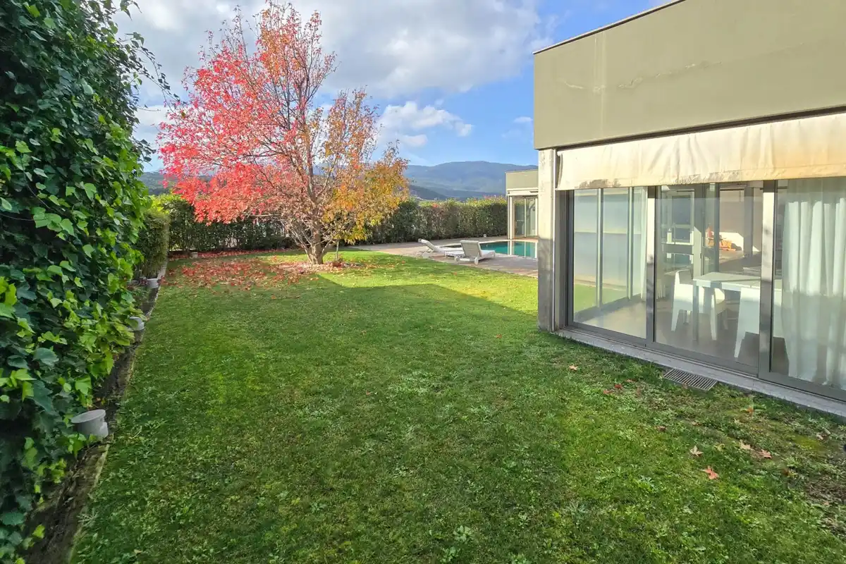 Casa de alto standing en La Jonquera: lujo entre montañas con piscina privada climatizada y vistas espectaculares.