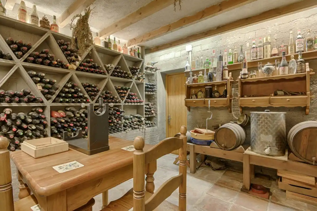Casa de alto standing en La Jonquera: lujo entre montañas con piscina privada climatizada y vistas espectaculares.