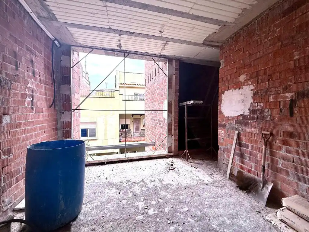 Casa adosada a reformar en Figueres con proyecto (C/Calçada de Tapis nº7).