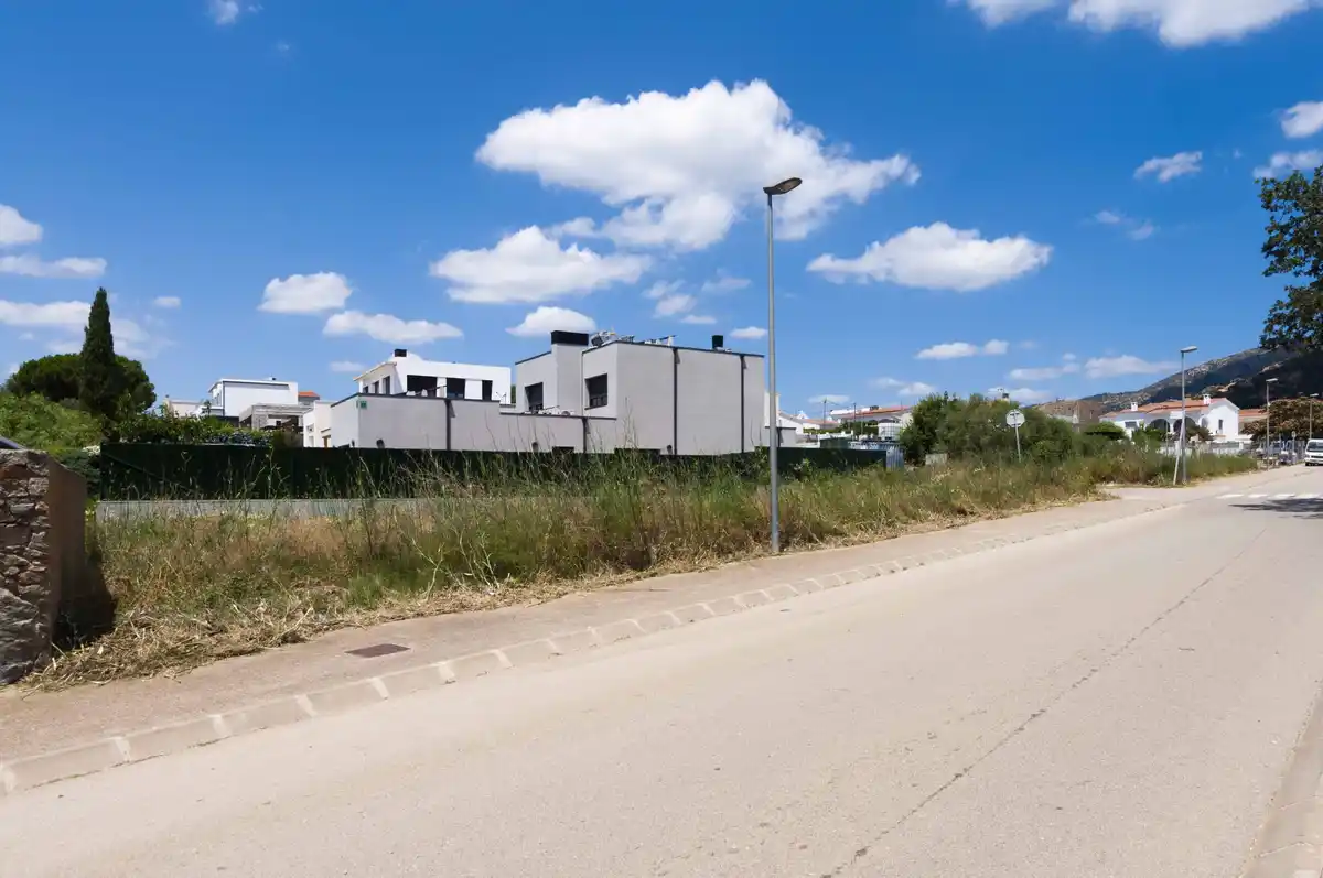 Parcela unifamiliar edificable en tranquila urbanización de Roses, (Mas Busca)