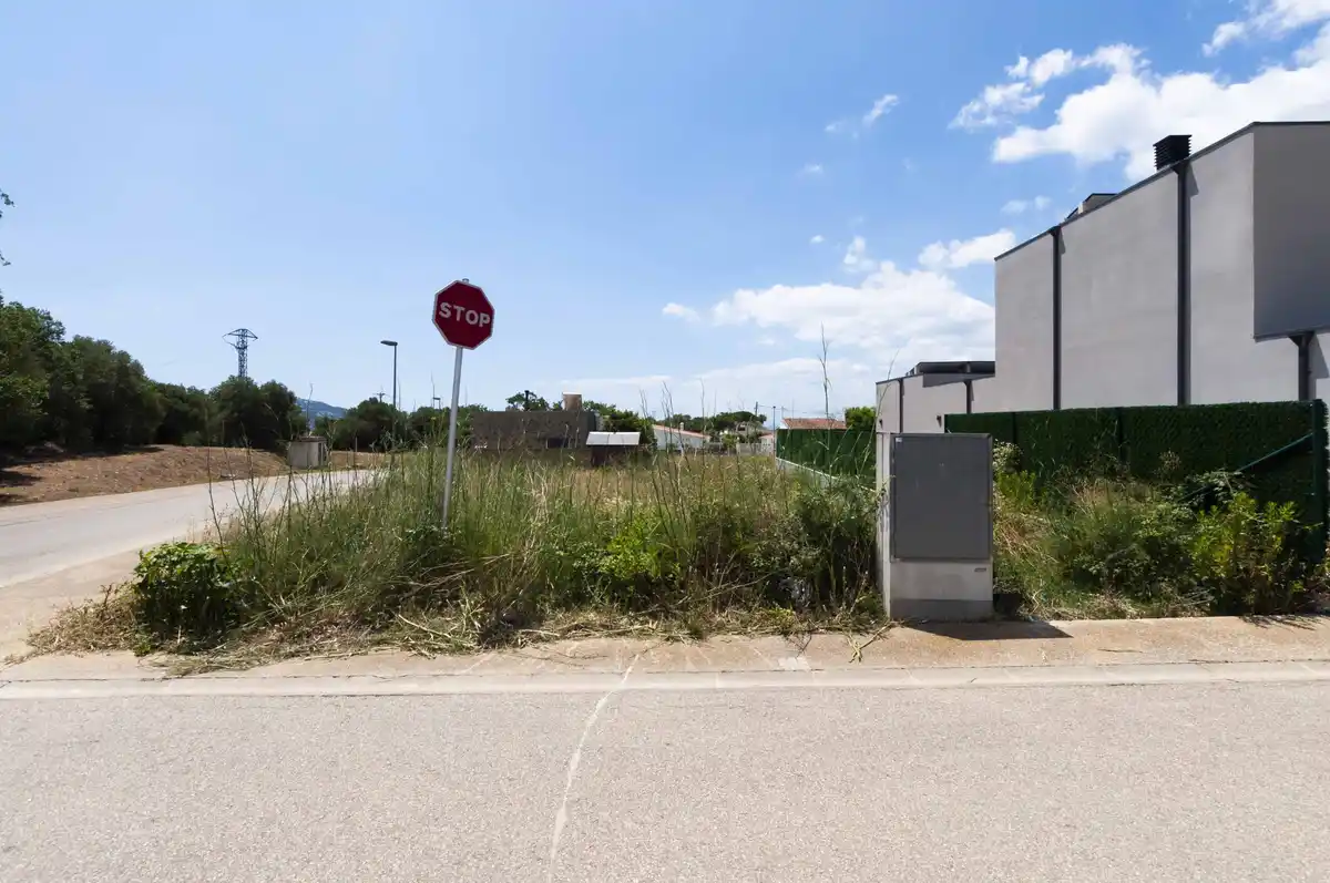 Parcela unifamiliar edificable en tranquila urbanización de Roses, (Mas Busca)