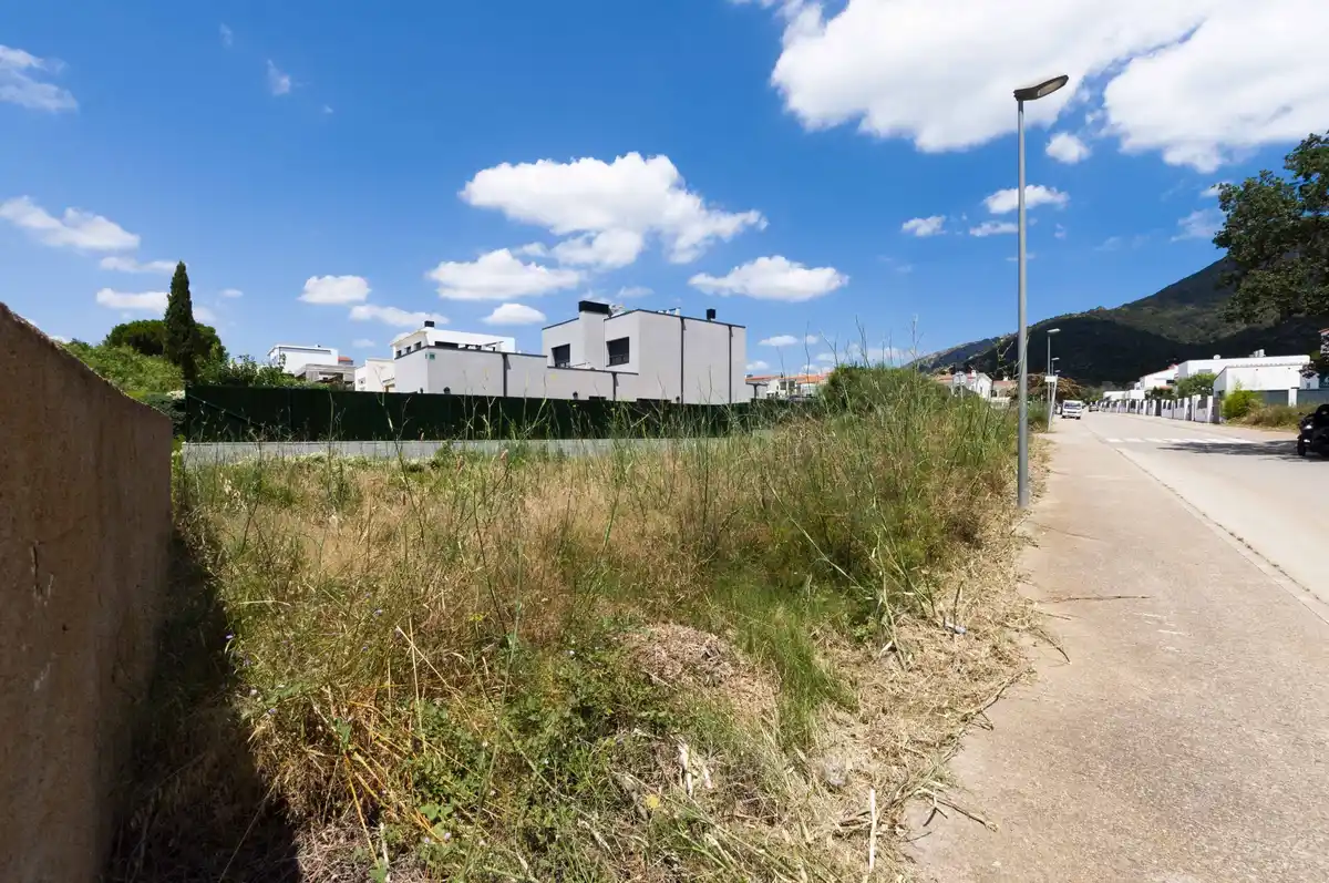 Parcela unifamiliar edificable en tranquila urbanización de Roses, (Mas Busca)