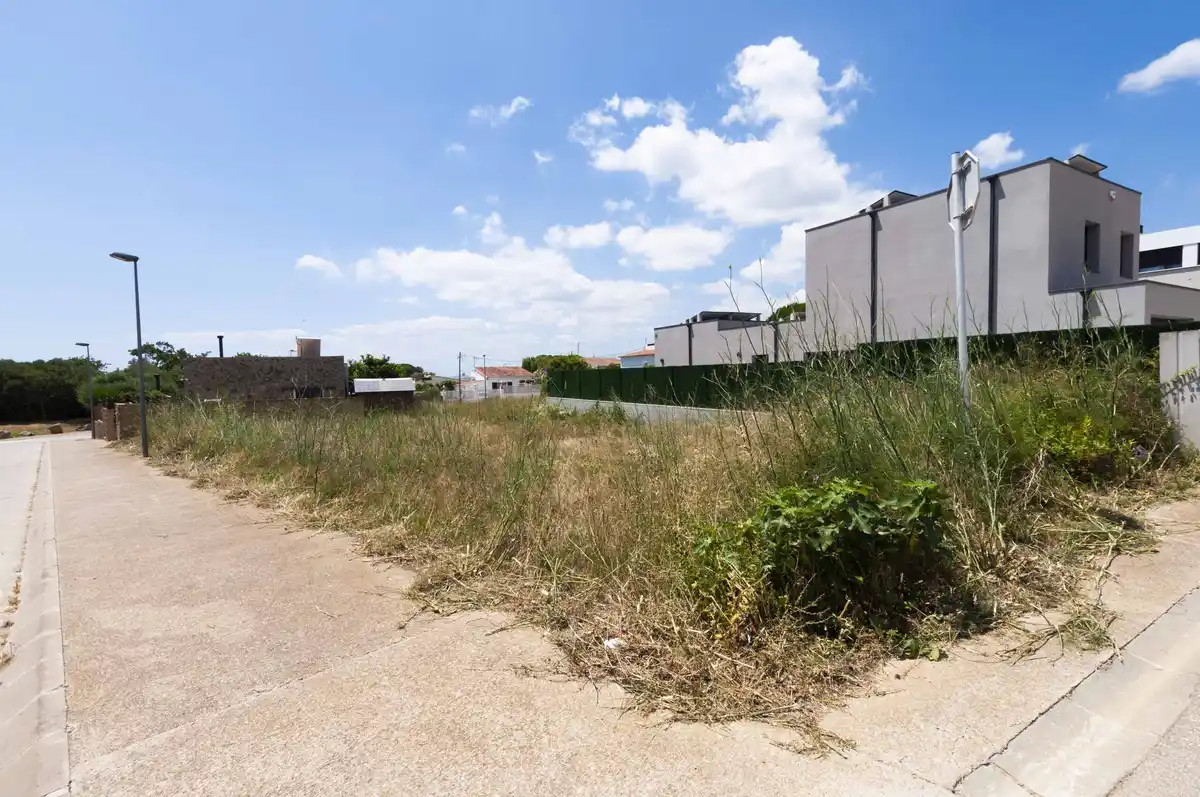 Parcela unifamiliar edificable en tranquila urbanización de Roses, (Mas Busca)