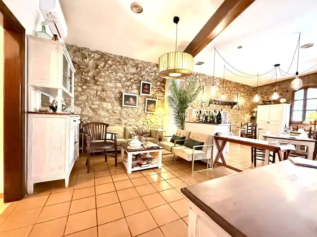 Hotel en venta en Terrades (Alt Empordà).