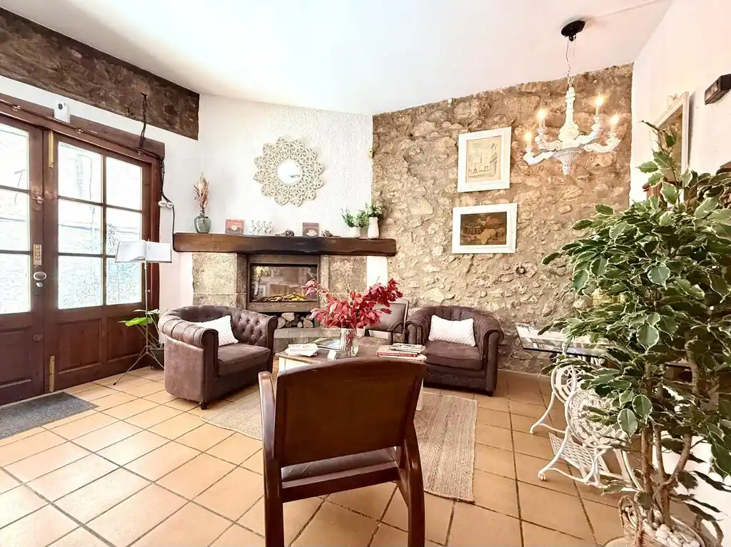 Hotel en venta en Terrades (Alt Empordà).
