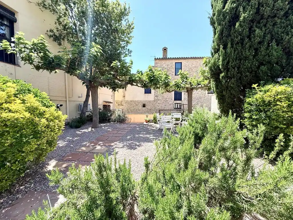 Hotel en venta en Terrades (Alt Empordà).