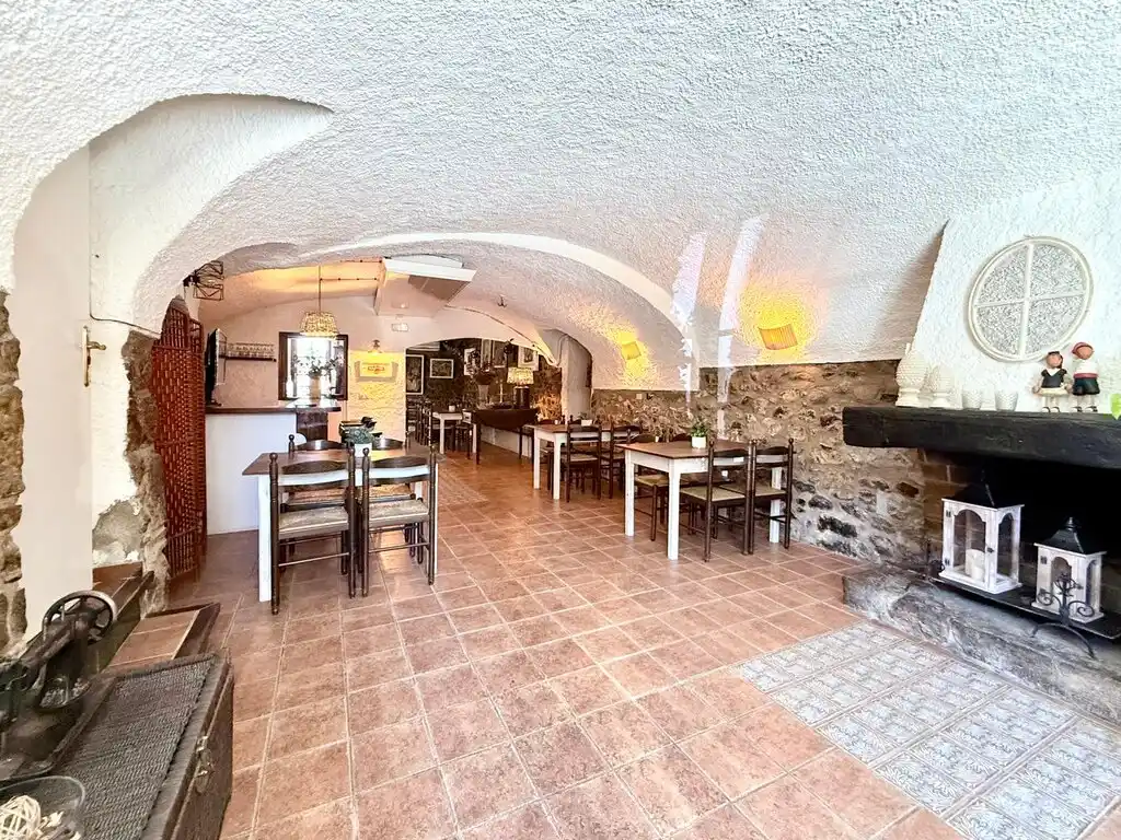 Hotel en venta en Terrades (Alt Empordà).