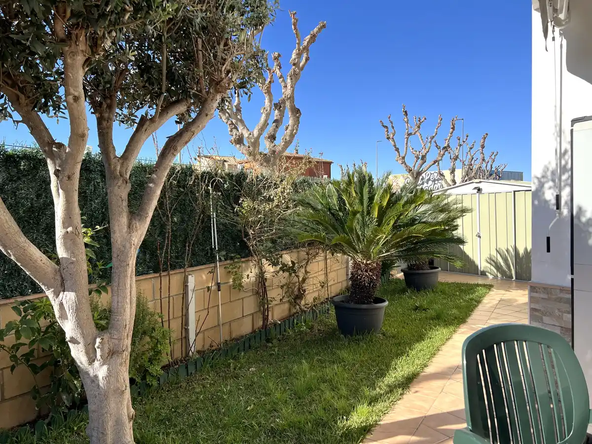 Acogedor apartamento en planta baja con gran terraza en Sant Pere Pescador, Alt Empordà.