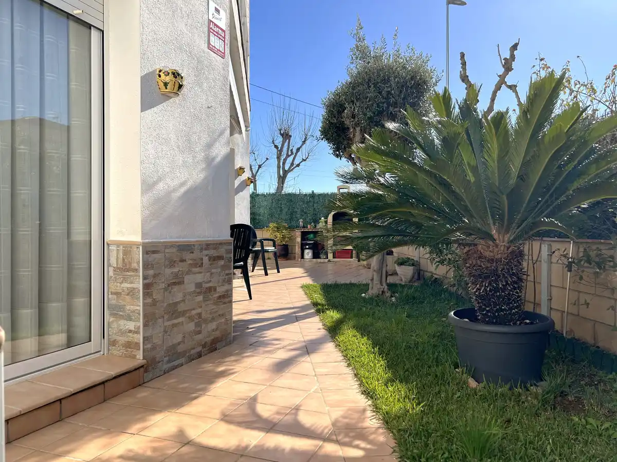 Acogedor apartamento en planta baja con gran terraza en Sant Pere Pescador, Alt Empordà.