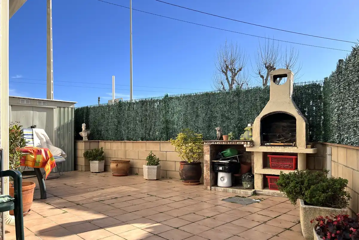 Acogedor apartamento en planta baja con gran terraza en Sant Pere Pescador, Alt Empordà.