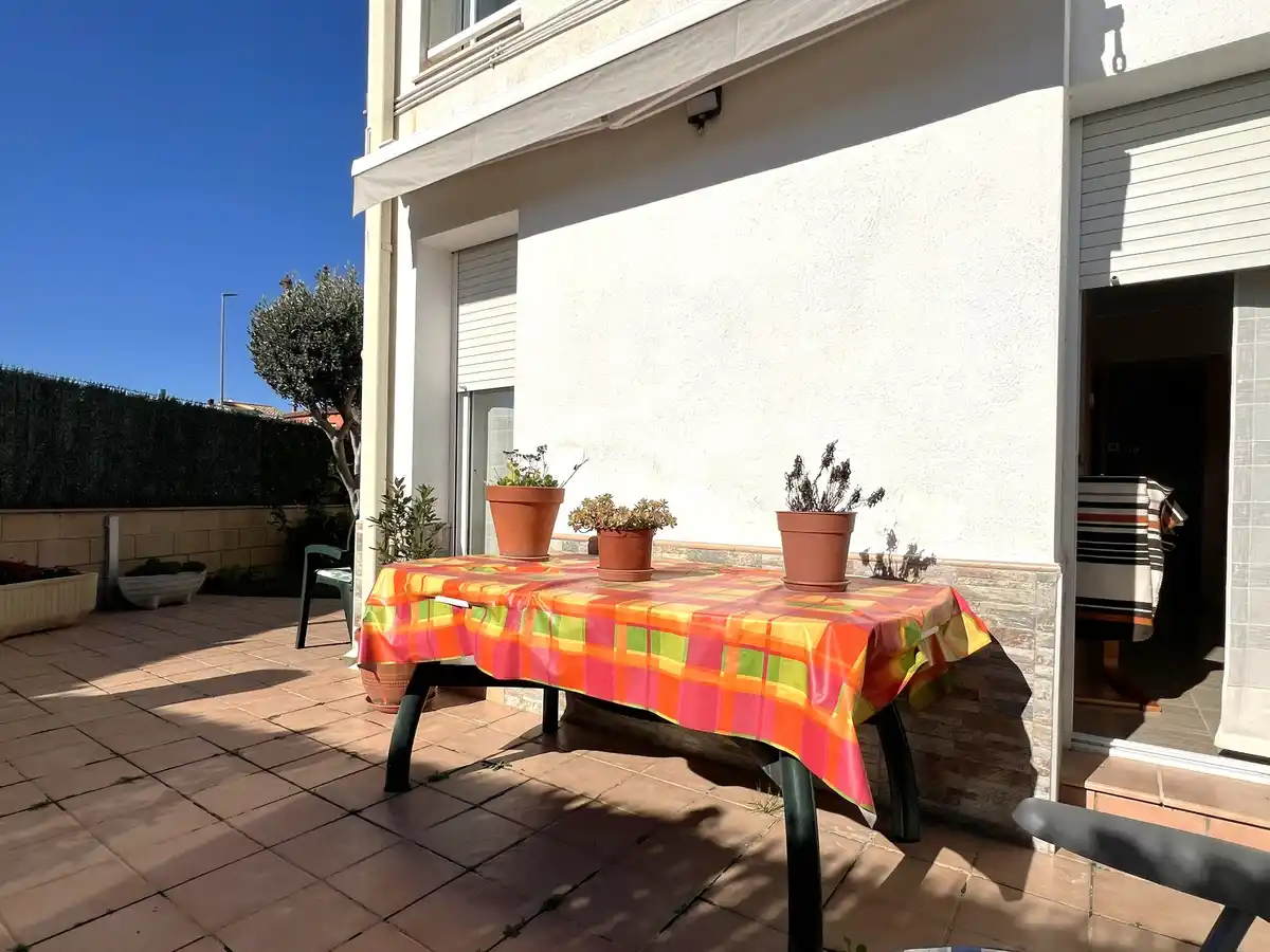 Acogedor apartamento en planta baja con gran terraza en Sant Pere Pescador, Alt Empordà.