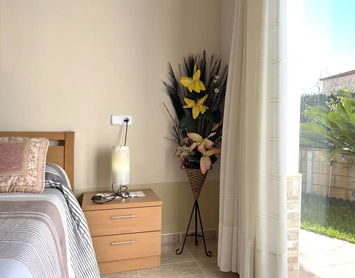 Acogedor apartamento en planta baja con gran terraza en Sant Pere Pescador, Alt Empordà.