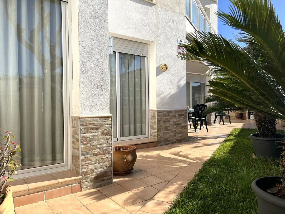 Acogedor apartamento en planta baja con gran terraza en Sant Pere Pescador, Alt Empordà.
