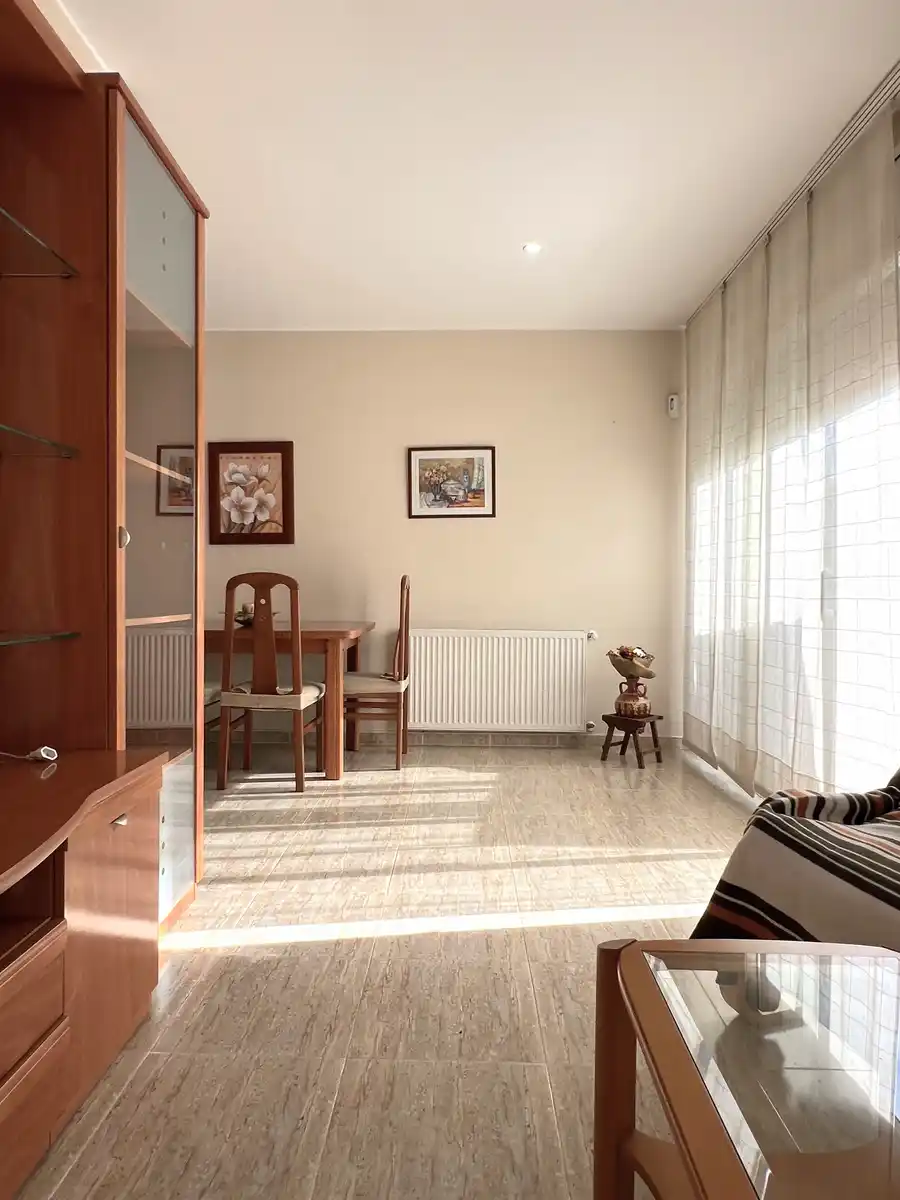 Acogedor apartamento en planta baja con gran terraza en Sant Pere Pescador, Alt Empordà.