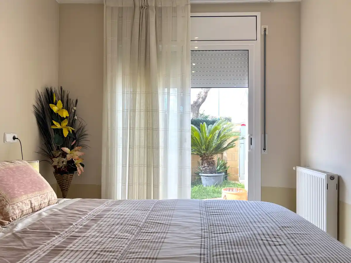 Acogedor apartamento en planta baja con gran terraza en Sant Pere Pescador, Alt Empordà.