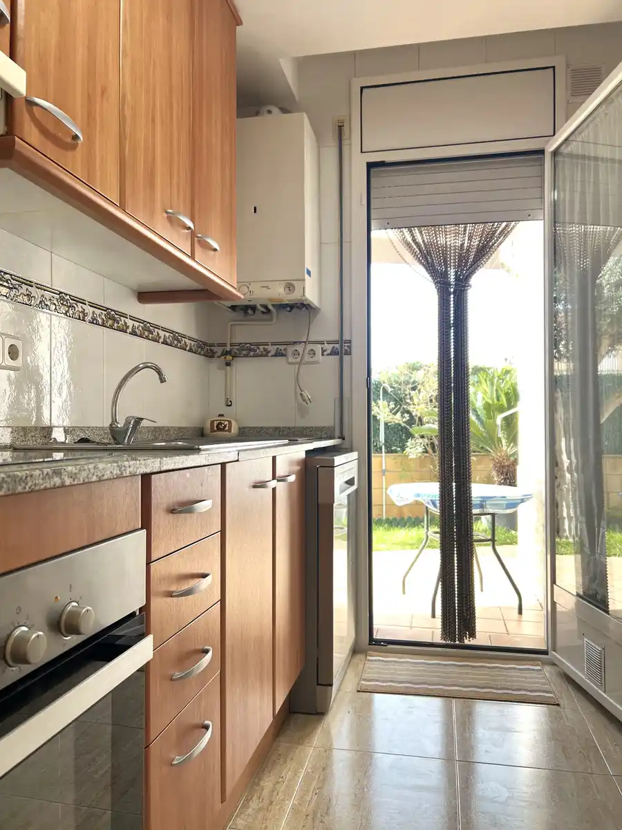 Acogedor apartamento en planta baja con gran terraza en Sant Pere Pescador, Alt Empordà.