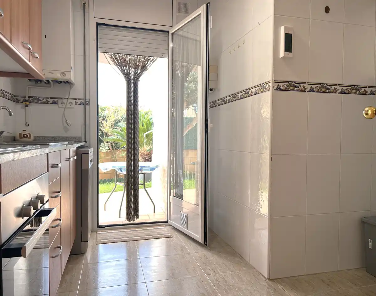 Acogedor apartamento en planta baja con gran terraza en Sant Pere Pescador, Alt Empordà.