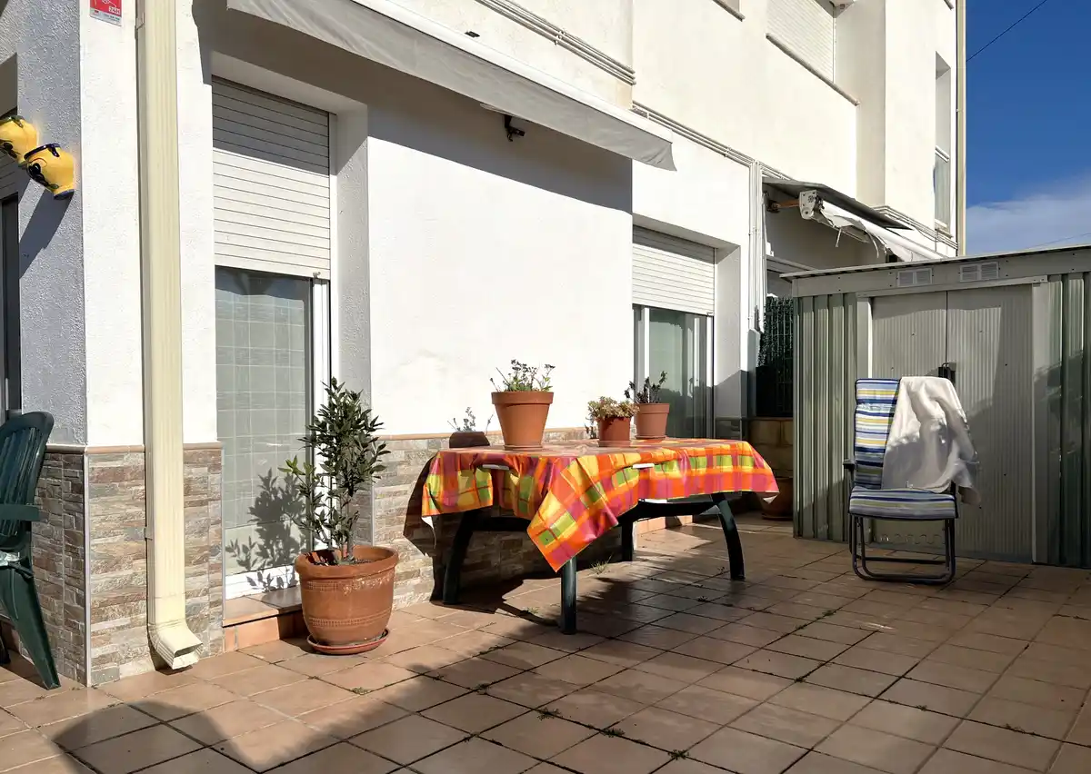 Acogedor apartamento en planta baja con gran terraza en Sant Pere Pescador, Alt Empordà.