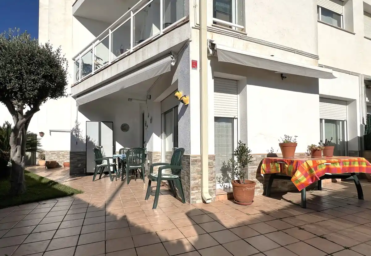 Acogedor apartamento en planta baja con gran terraza en Sant Pere Pescador, Alt Empordà.