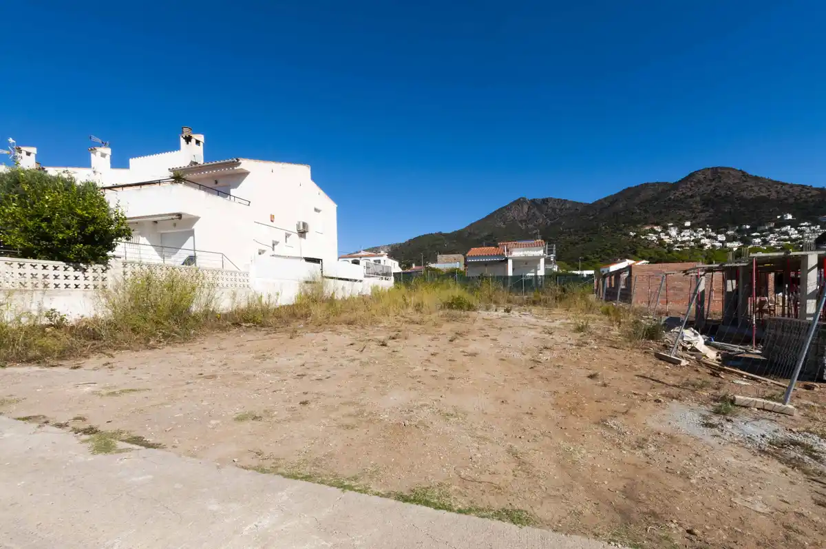 ¡Construye tu nueva casa a sólo unos minutos de la playa! ¡Buena oportunidad!