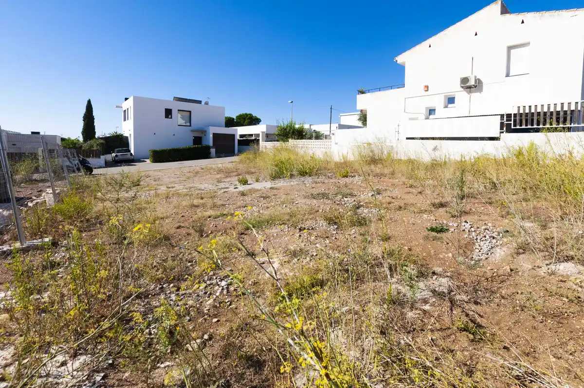 ¡Construye tu nueva casa a sólo unos minutos de la playa! ¡Buena oportunidad!