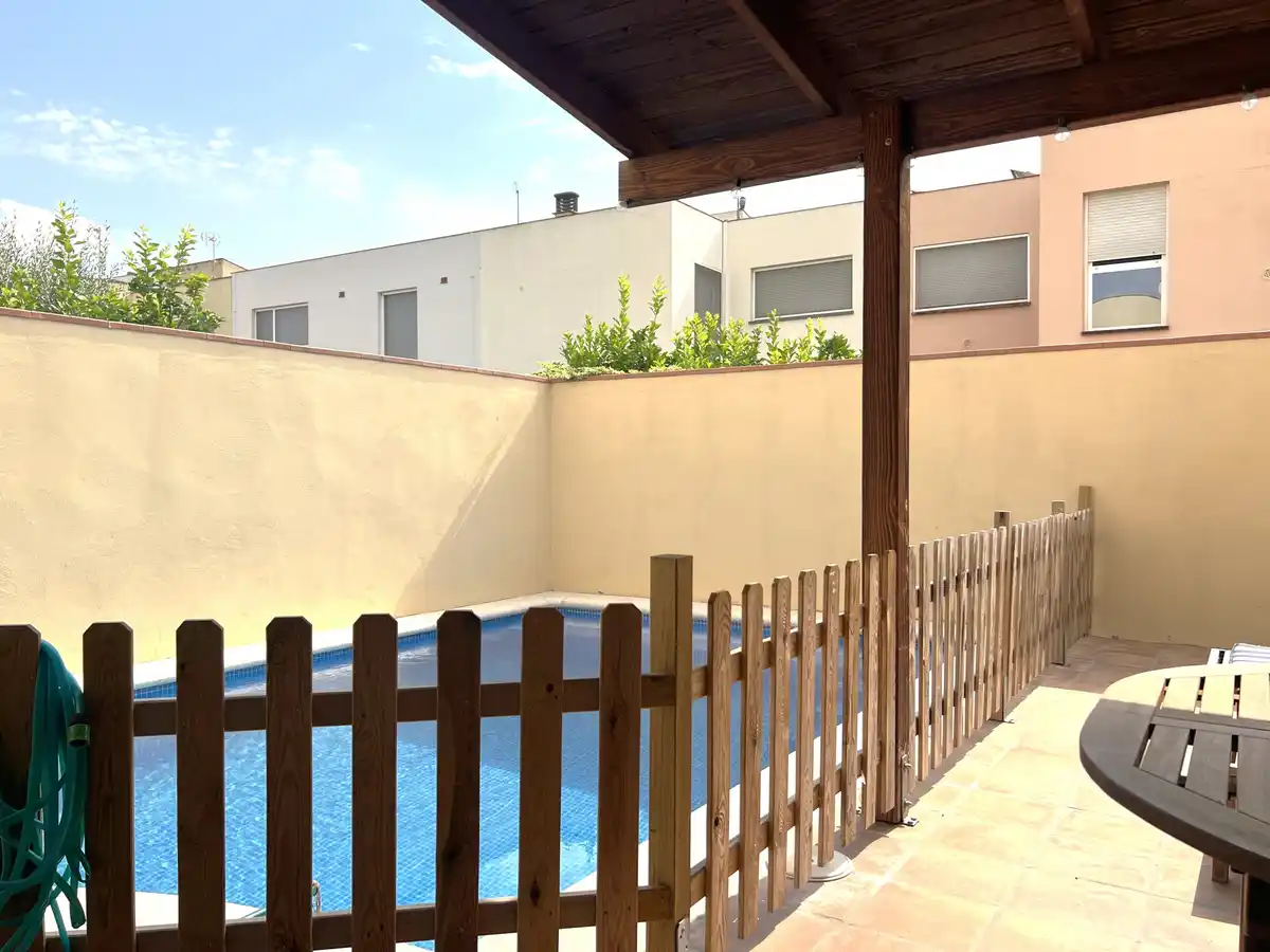 Casa adosada con piscina privada en Sant Pere Pescador, Alt Empordà.