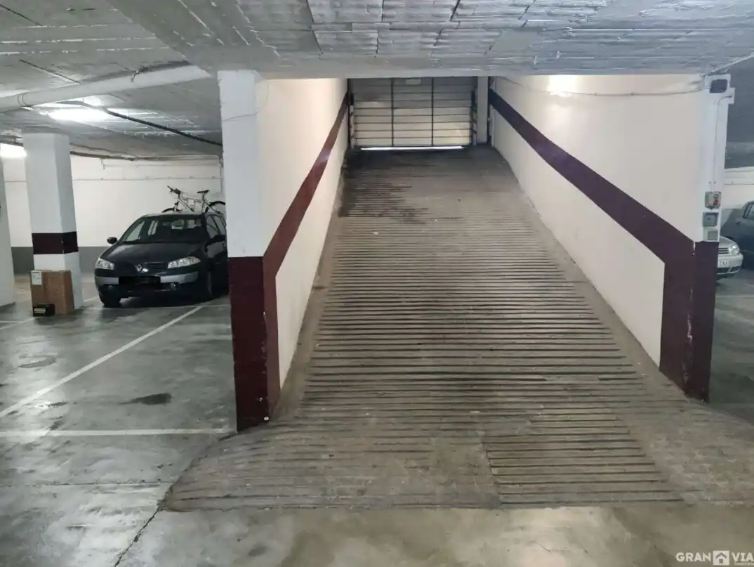 Piso con amplio parking en venta en Figueres