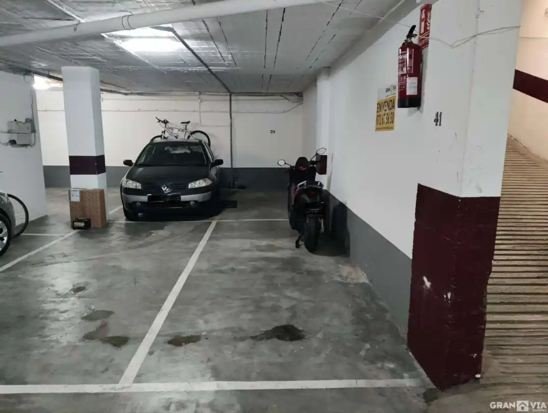 Piso con amplio parking en venta en Figueres