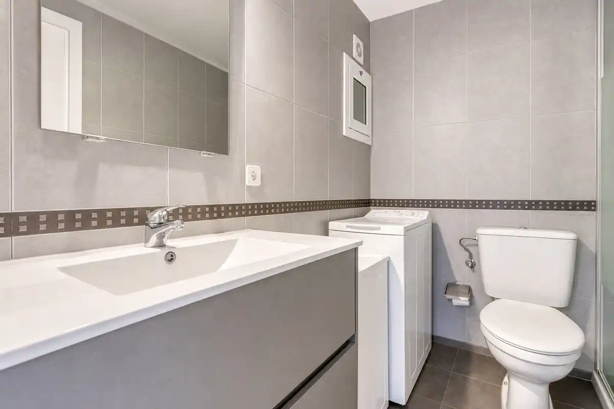 Despierta cada día con el Mediterráneo a tu lado – Piso con piscina, parking y vistas al mar en el Faro de Roses