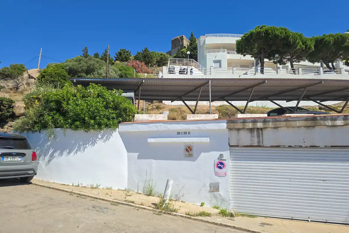 Despierta cada día con el Mediterráneo a tu lado – Piso con piscina, parking y vistas al mar en el Faro de Roses