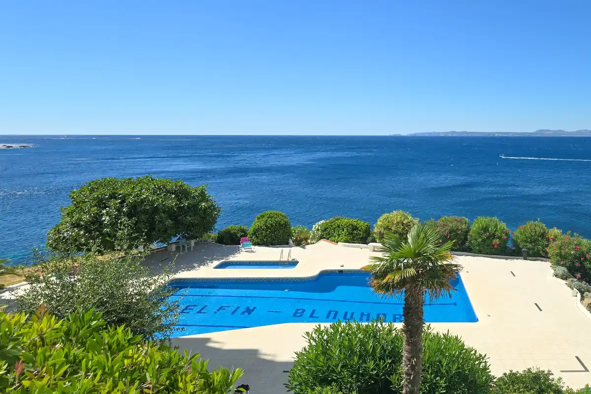 Despierta cada día con el Mediterráneo a tu lado – Piso con piscina, parking y vistas al mar en el Faro de Roses