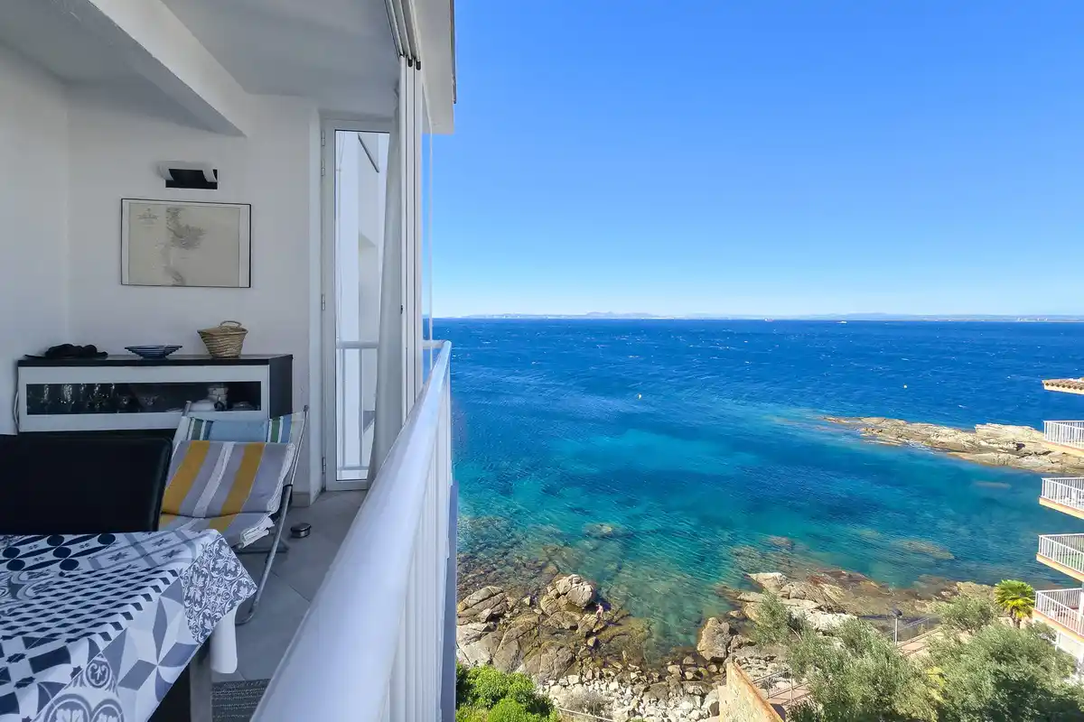 Despierta cada día con el Mediterráneo a tu lado – Piso con piscina, parking y vistas al mar en el Faro de Roses