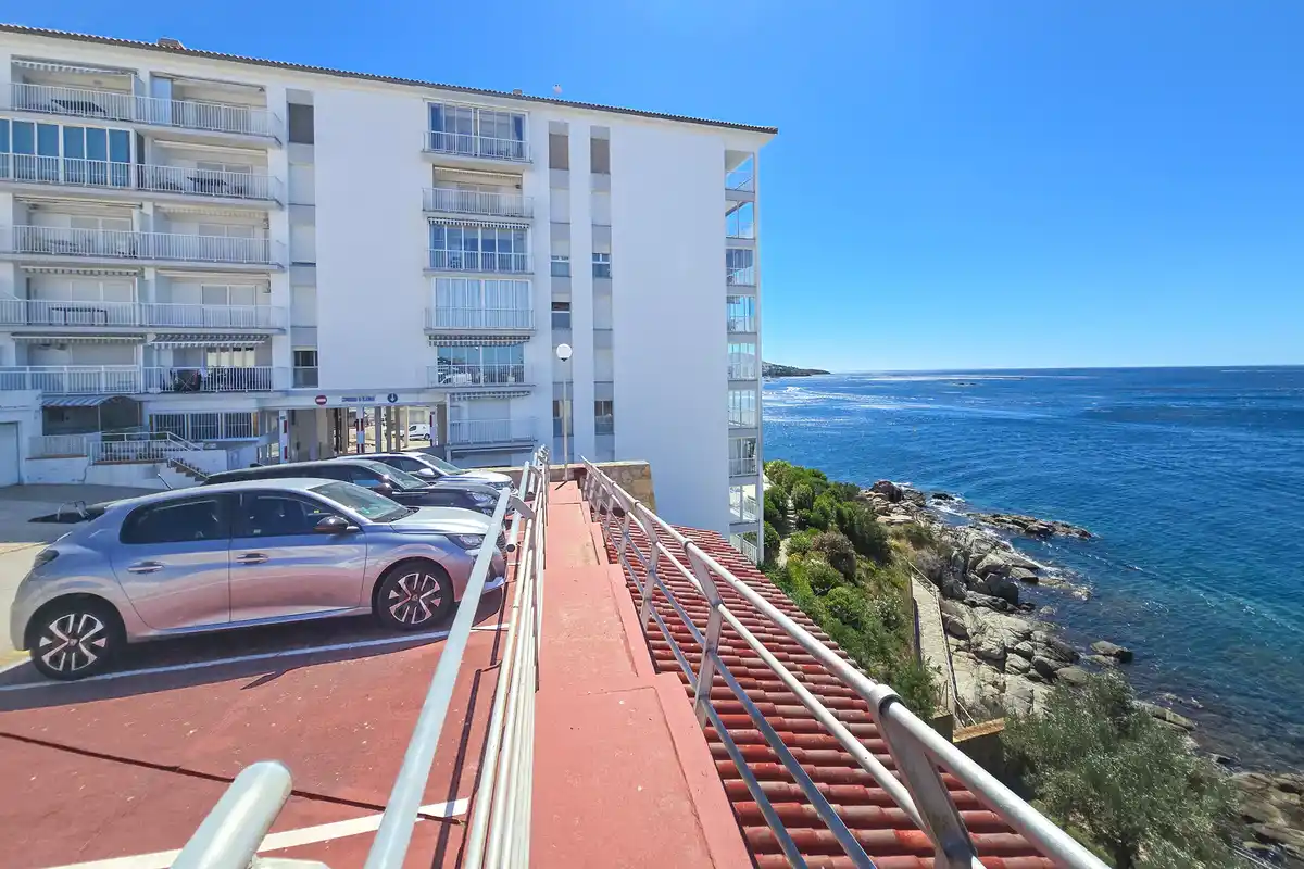 Despierta cada día con el Mediterráneo a tu lado – Piso con piscina, parking y vistas al mar en el Faro de Roses