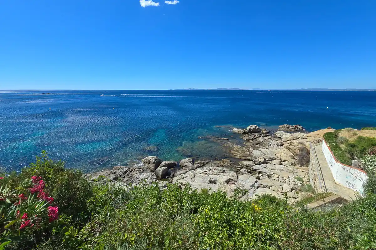 Despierta cada día con el Mediterráneo a tu lado – Piso con piscina, parking y vistas al mar en el Faro de Roses