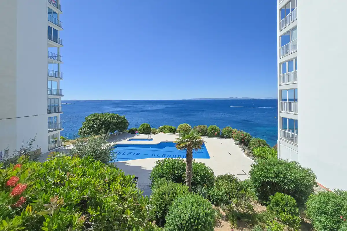 Despierta cada día con el Mediterráneo a tu lado – Piso con piscina, parking y vistas al mar en el Faro de Roses