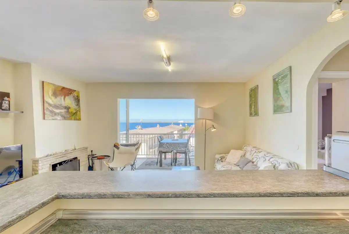 Despierta cada día con el Mediterráneo a tu lado – Piso con piscina, parking y vistas al mar en el Faro de Roses