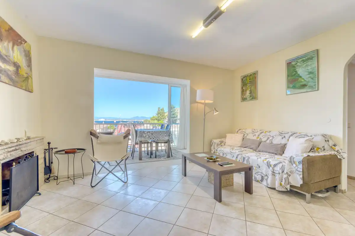 Despierta cada día con el Mediterráneo a tu lado – Piso con piscina, parking y vistas al mar en el Faro de Roses