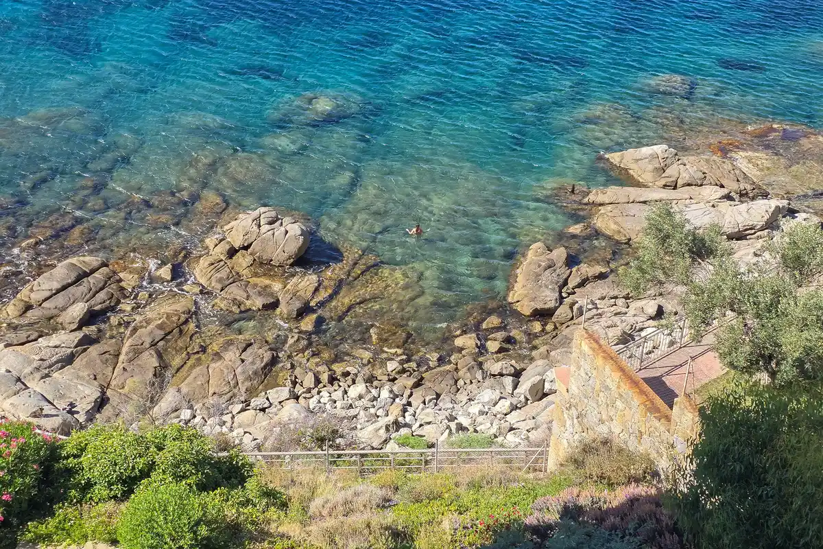 Despierta cada día con el Mediterráneo a tu lado – Piso con piscina, parking y vistas al mar en el Faro de Roses