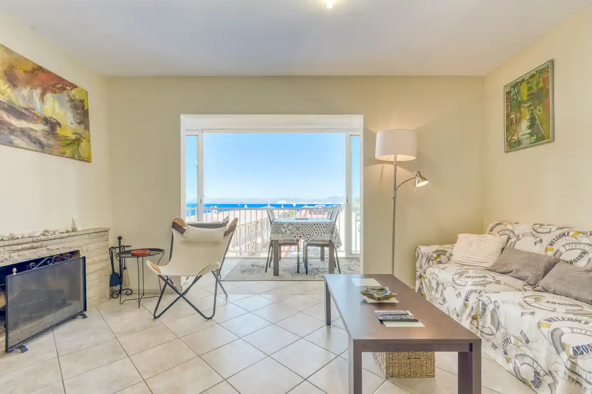 Despierta cada día con el Mediterráneo a tu lado – Piso con piscina, parking y vistas al mar en el Faro de Roses