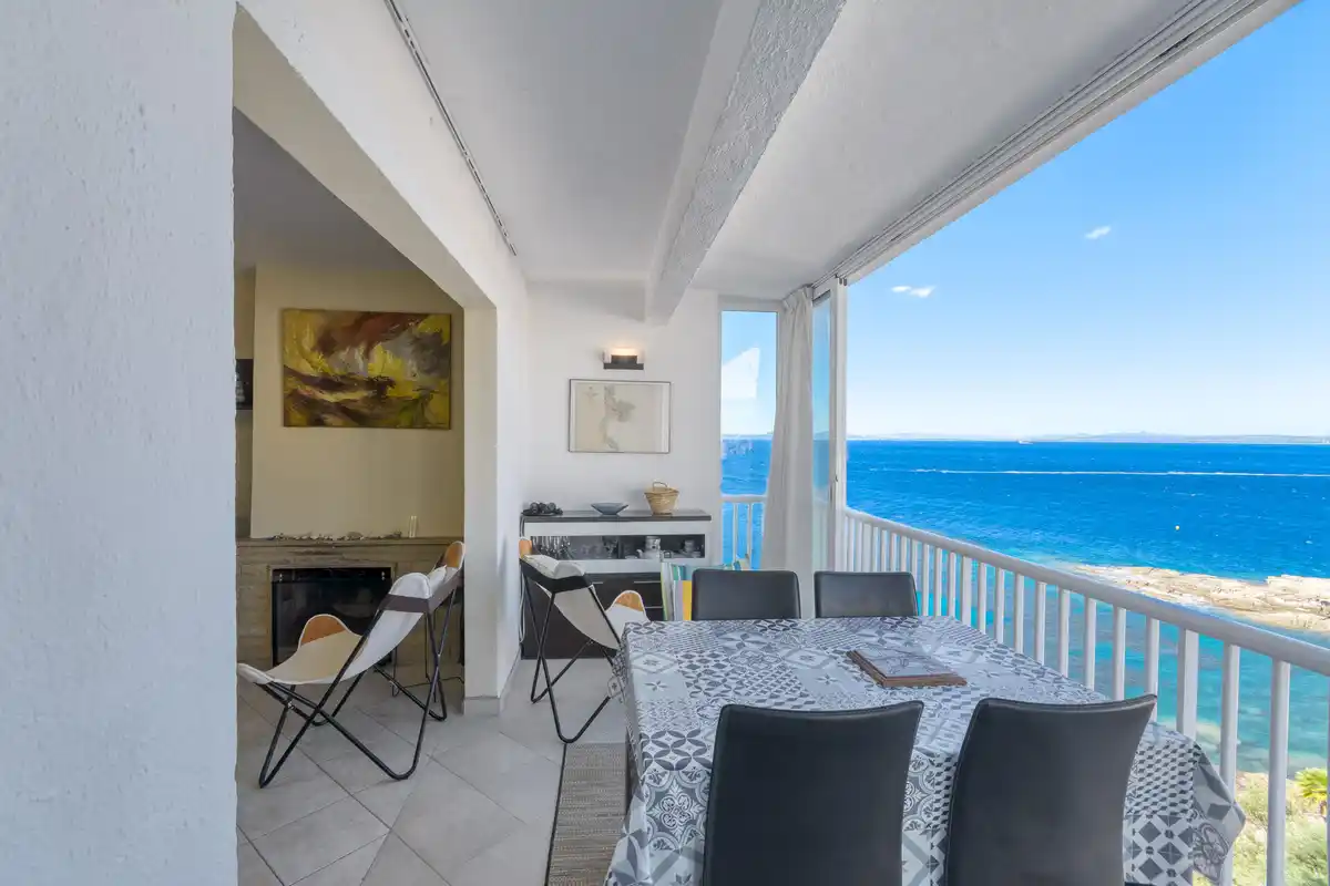 Despierta cada día con el Mediterráneo a tu lado – Piso con piscina, parking y vistas al mar en el Faro de Roses
