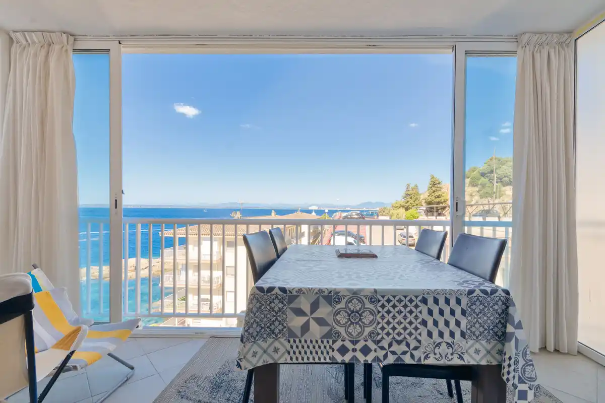 Despierta cada día con el Mediterráneo a tu lado – Piso con piscina, parking y vistas al mar en el Faro de Roses