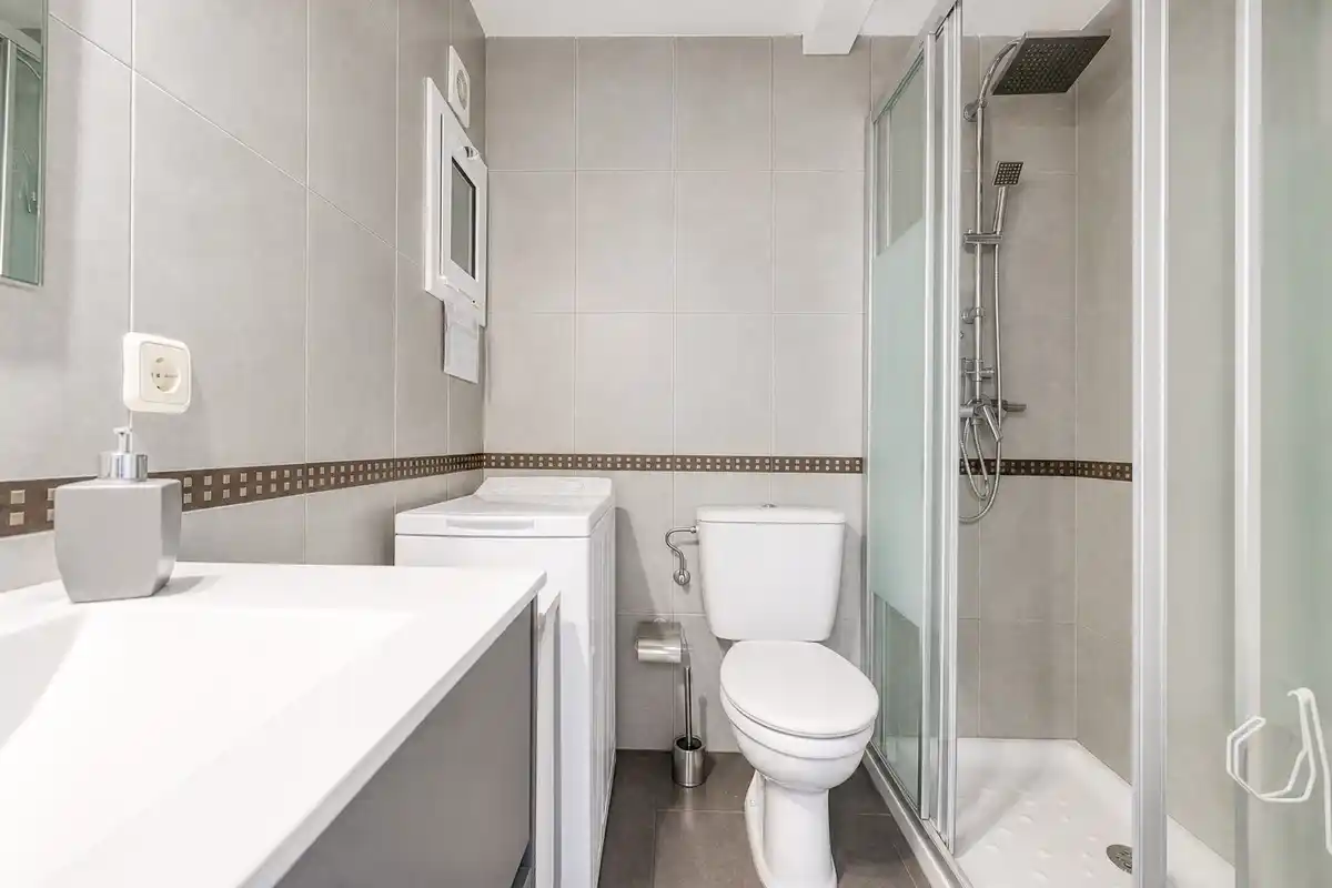 Despierta cada día con el Mediterráneo a tu lado – Piso con piscina, parking y vistas al mar en el Faro de Roses